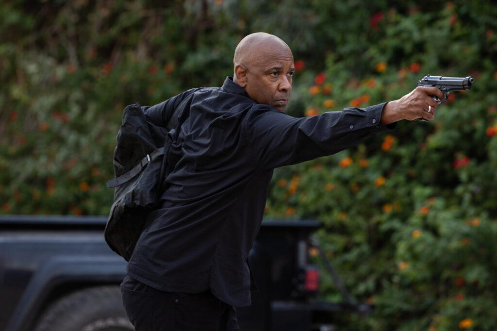 Robert McCall (DENZEL WASHINGTON) verlässt die Farm in Sizilien mit dem, wofür er gekommen ist, in Columbia Pictures THE EQUALIZER 3.  Foto: Stefano Montesi