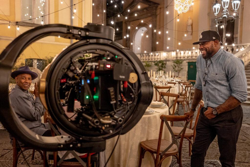 Denzel Washington und Regisseur Antoine Fuqua zwischen den Aufnahmen während der Dreharbeiten an der Amalfiküste am Set von Columbia Pictures THE EQUALIZER 3. Foto: Stefano Montesi